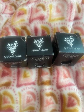 Set Younique Mineral Pigment Matte Eyeshadow- Corrupted, Precocious, Vulnerable.